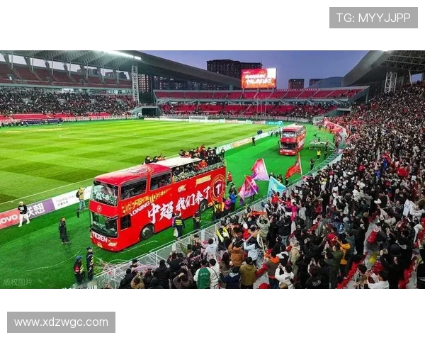 辽宁铁人惊现 “穿越球迷”！全网寻人：你来自哪个时代？(1)